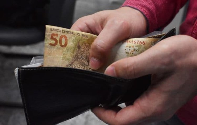 Salário mínimo anunciado pelo governo é de R$ 1.302 em 2023