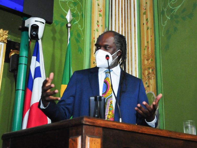 Cartilha do Estatuto da Igualdade Racial e Combate à Intolerância Religiosa é entregue na Câmara Municipal de Salvador