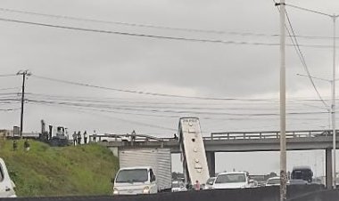 Ônibus cai de viaduto BR-324