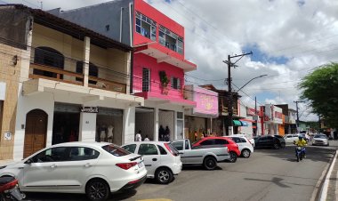 Comércio e residência na Praça 12 de outubro estão sem energia elétrica desde a madrugada desta terça-feira (28).