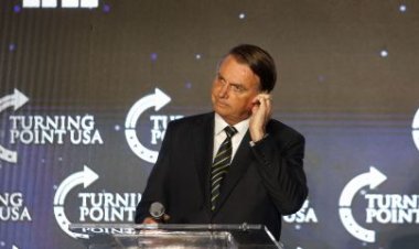 PF apreende celular de Bolsonaro para investigar fraude no cartão da vacina.