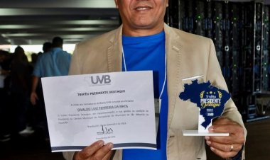 Vereador de São Sebastião do Passé é premiado em Brasilia como presidente destaque.