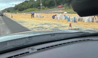 Caminhão carregado de soja tomba na BR-324 e paralisa o trânsito no sentido Feira de Santana / Salvador
