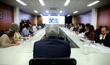 Governador recebe prefeita de São Sebastião do Passé e entrega ambulância, van para TFD e equipamentos hospitalares ao município