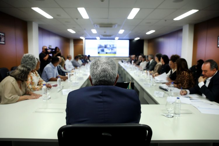 Governador recebe prefeita de São Sebastião do Passé e entrega ambulância, van para TFD e equipamentos hospitalares ao município