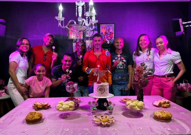 Domain Group promove ação do Outubro Rosa com entrega simbólica de plantas e participação de parceiros